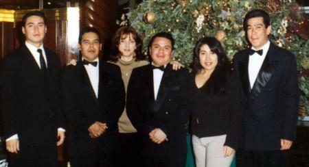 César Alonso, Pedro Hernández, Gabriela Ríos, Pedro Valdez, Magda Saucedo y Joel Orrante, captados en pasado festejo navideño.