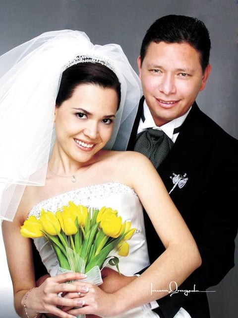 Lic. Ernesto Grijalva Rivera e Ing. Jenny Elizabeth Segura Lugo contrajeron matrimonio religioso en la parroquia de Nuestra Señora de la Virgen de la Encarnación el 13 de diciembre de 2003.
Estudio: Laura Grageda