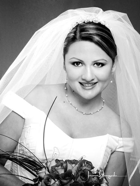 Dra. Alejandra Caldera Reyes el día de su enlace nupcial con el Ing. Marco Vinicio Esquivel Mata.
Estudio: Laura Grageda