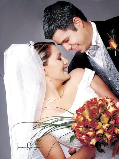 Ing. Marco Vinicio Esquivel Mata y Dra. Alejandra Caldera Reyes contrajeron matrimonio religioso en la parroquia de Nuestra Señora de la Virgen de la Encarnación  el  19 de diciembre de 2003.


Estudio: Laura Grageda