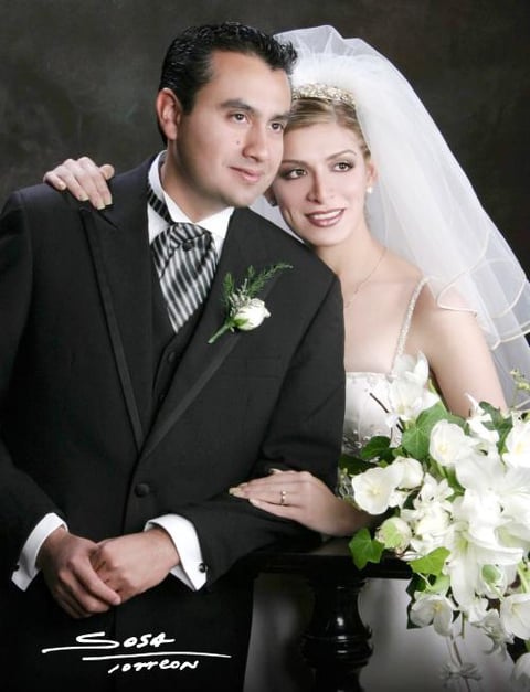 L.A.F. Édgar García e Ing. Iris Carolina Márquez Sánachez recibieron la bendición nupcial en la parroquia de Nuestra Señora de la Virgen de la Encarnación el 13 de diciembre de 2003.


Studio Sosa