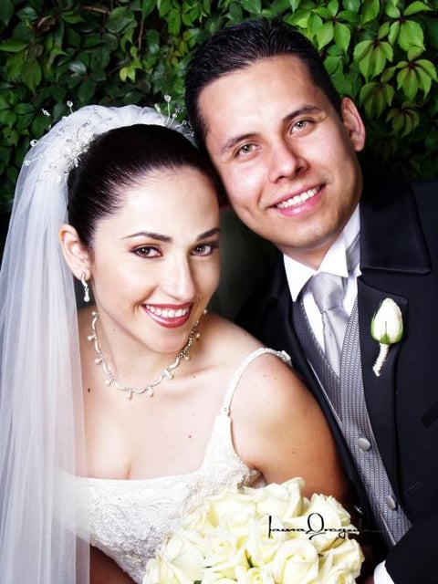 L.C.E. Jesús Adolfo Martínez Ruiz y L.P. Verónica Rodríguez Cortés recibieron la bendición nupcial en la parroquia Los Ángeles el 22 de noviebre de 2003.


Estudio: Laura Grageda