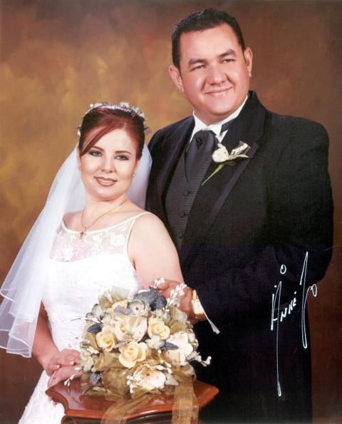 Sr. Aldo Edmundo Meraz Yáñez y Srita. Martha Elena Zamora contrajeron matrimonio religioso en la parroquia de Nuestra Señora de la Virgen del Perpetuo Socorro el cuatro de octubre de 2003