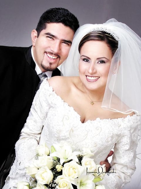 Sr. Esteban de Jesús Íñiguez Castruita y Srita. Yadira Vanessa Valdez Rodríguez contrajeron matrimonio religioso en la capilla del Centro Saulo el 13 de diciembre de 2003.


Estudio: Laura Grageda