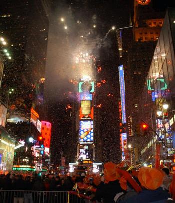 Como todos los años las luces y el confeti fueron elementos primordiales durante las celebraciones del Año Nuevo.