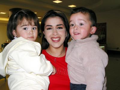 María Teresa Saracho junto a los pequeños Diego y Ana Sofía Ocon Olhagaray