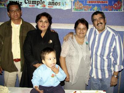 Efredo Issac acompañado de sus abuelitos Jaime Pérez, Mayela Casillas, Efredo López y Guadalupe Ceballos en su fiesta infantil.