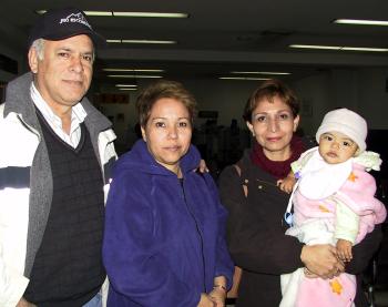 José Santacruz, Laura Santacurz y la niña Kate regresaron a Tampico luego de disfrutar de la Navidad en Torreón; los despidió Ileana Santacruz