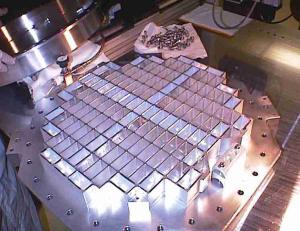El aerogel, compuesto en un 99,8 por ciento por aire, es el material sólido más ligero conocido, por lo que es capaz de detener el polvo interestelar sin modificarlo por el impacto. La mayoría de estas partículas son menores que el diámetro de un pelo humano, pero su velocidad las hace muy peligrosas para la nave.