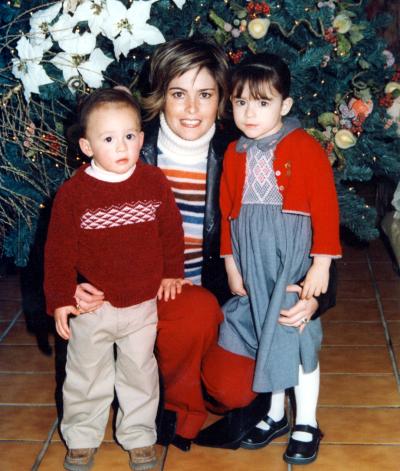 03 de enero
Rosetta Urrutia de Teja con sus hijos Miguel Ángel y María Julia Teja Urrutia en su cena de Navidad.