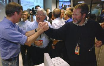 Los controladores de vuelo en el Laboratorio de Propulsión a Chorro de la NASA, en Pasadena, celebraron después de recibir la confirmación de que el Vehículo Ambulante de Exploración Marciana Spirit había aterrizado.