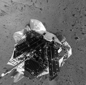 La llegada del Spirit fue el clímax de un fin de semana de descubrimientos interplanetarios después de que una nave espacial estadounidense capturó el viernes partículas de un cometa en un hecho sin precedentes que podría ofrecer a los científicos claves sobre la formación de la Tierra.