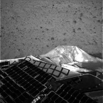 Además de estar en un lugar ideal para buscar evidencia de presencia de agua y posiblemente de vida, la zona del aterrizaje está libre de grandes rocas y de acumulaciones de polvo, lo que facilita las maniobras del explorador.