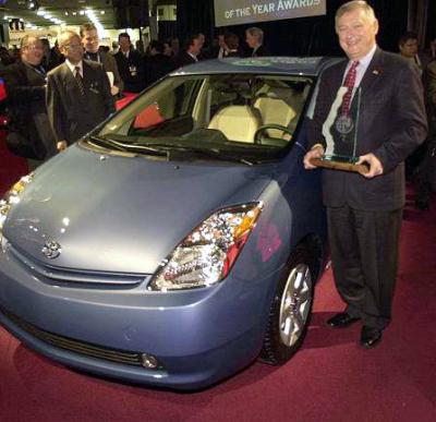 El vicepresidente de Toyota, Don Esmond presentó el nuevo Prius, auto que se hizo acreedor al premio de 'Auto del año 2004 en Norteamérica'