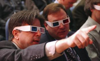 Los periodistas recibieron lentes especiales para observar la imagen en tres dimensiones.
