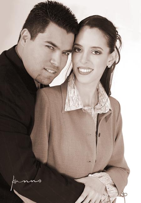 Lic. Adrián Martínez Morales y C.P. Claudia Verónica Herrera Martínez efectuaron su presentación  religiosa el 20 de diciembre de 2003.