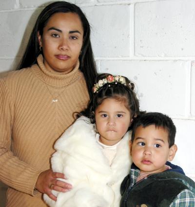 La festejada Gabriela de los Ángeles Coronado con su mamá María Tresa Delgadillo de Coronado y su hermanito Sergio Antonio Coronado Delgadillo.