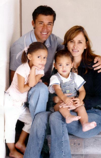 Nicolás Ramírez Ceceña y María del Pilar Alvarado de Ramírez con sus pequeños hijos Ana Sofía y Nicolás Ramírez Alvarado.