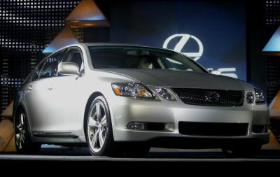 La muestra de la capital del automóvil -Detroit es la sede de General Motors, Ford y Chrysler- presenta al mundo cerca de 60 nuevos modelos y prototipos con la esperanza de dejar atrás los mediocres resultados de 2003 y atraer de nuevo a los consumidores y concesionarios.
En el salón de autos de Detroit fue presentado el 2006 Lexus GS.