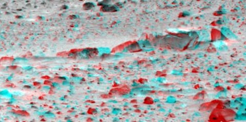 El robot 'Spirit' envió sus primeras fotografías a color de la superficie de Marte, que son las imágenes de mejor calidad logradas jamás del planeta rojo. Las tomas muestran un suelo arenoso, rojizo, plagado de pequeñas rocas, que proyectan una sombra sobre el terreno por la acción de los rayos solares.