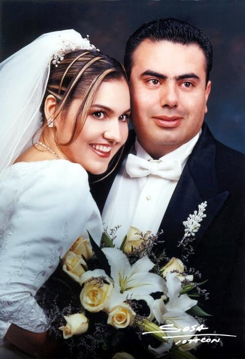 C.P. José Luis Banda Flores y Dra. Martha Margarita Aguado Arzola recibieron la bendición nupcial en la parroquia de La Sagrafa Familia el 22 de noviembre de 2003.


Studio Sosa