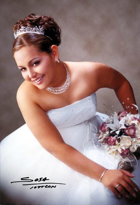 Srita. Marcela Pérez Domínguez cumplió quince años de vida en días pasados y lo celebró con un festejo acompañada de sus padres, amigos y demás familiares.