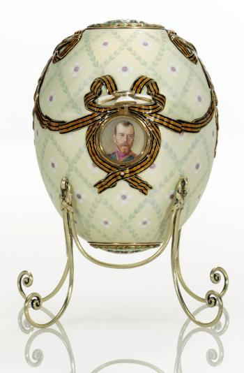 El último huevo Fabergé vendido en subasta, una pieza con 3.000 diamantes incrustados, alcanzó en abril de 2002 un precio de 9,5 millones de dólares en la firma Christie's.
 Imagen: El huevo de la orden de San Jorge 