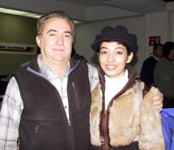 A Montreal Canadá viajó Alicia Valadez  Bassó para continuar con sus estudios; la despidió su tio Javier Belausteguigoitia.