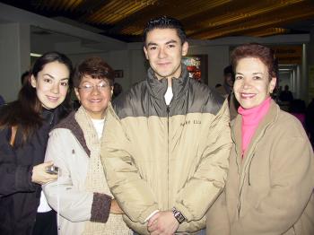  09 de enero   Jorge González viajó a Mónaco a estudiar; lo despidieron en el aeropuerto Mónica González, Chacha de Hernández y Dora de González.