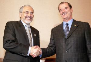 El presidente de México, Vicente Fox (der) captado junto a su homólogo boliviano Carlos Mesa.