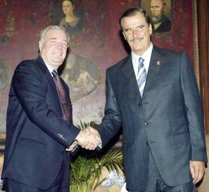 El primer ministro canadiense fue captado junto al presidente de México Vicente Fox.