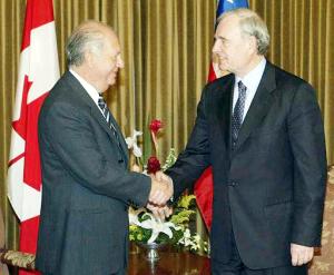 El primer ministro de Canadá  Paul Martin shakes saluda al presidente de Chile Ricardo Lagos.