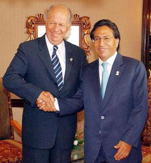 El presidente de Chile Ricardo Lagos, (izq) aparece junto a su homólogo peruano Alejandro Toledo.