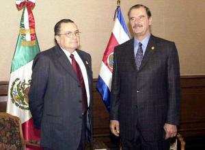 El presidente de Costa Rica, Abel Pacheco, (izq) fue captado junto al presidente Vicente Fox.