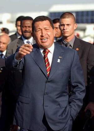 El Presidente de Venezuela Hugo Chávez saluda a la prensa a su llegada a Monterrey.

'Estas cumbres no sirven para nada, porque el modelo liberal ha empobrecido a América Latina', aseguró el mandatario venezolano a su llegada a esta ciudad del nordeste mexicano.