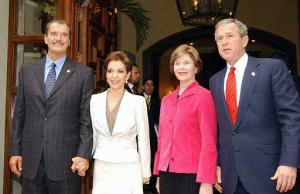 En esta fotografía aparecen de izq. a derecha: El presidente de México Vicente Fox, la primera dama de México Marta Sahagún, la primera dama de EU Laura Bush y el presidente de Estados Unidos George Bush.
