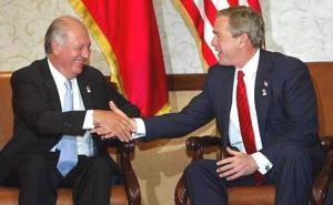 El presidente chileno, Ricardo Lagos, empleó hoy el inglés ante la prensa para alabar la mejora del español que habla el presidente de EU, George W. Bush, con quien se reunió antes de la Cumbre Extraordinaria de las Américas.