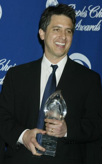 Ray Romano se llevó su tercer trofeo People’s Choice como el 'Actor de televisión más popular en comedia' por Everybody Loves Raymond. Se desconoce si Romano y el show estarán de regreso la próxima temporada y él dijo tras bastidores que nada aún se ha decidido.