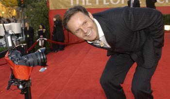 El creador y productor del reality show 'Survivo' Mark Burnett, juega con los fotógrafos a su llegada a los People´s Choice.
