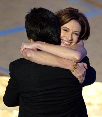 La actriz Mary Steenburgen abraza al actor Joe Mantegna por haber logrado que 'Joan of Arcadia' fuera nombrada como la 'Nueva serie de drama favorita de TV'.