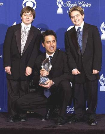 El actor Ray Romano de 'Everybody Loves Raymond' posa junto a sus hijos Greg y Matt, para los fotógrafos después de haber sido nombrado el 'Actor favorito en una serie de TV'.