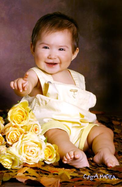 Niña Lorena Priscila Cisneros Medina en una fotografía de estudio con motivo de su primer cumpleaños.