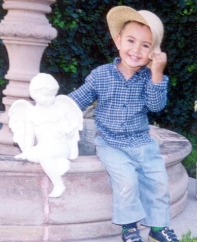 Niño Luis Alejandro de Alba Romero en una fotografía de estudio con motivo de su segundo cumpleaños