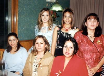Maru Medina en su primera despedida de soltera acompañada por Aranzazú, Angélica, Ley, Ana María y Maribel.