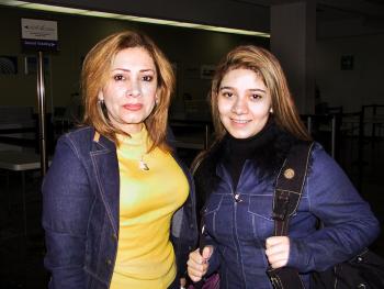  11 de enero  
Josefina Vázquez de López y Deysi López retornaron a Tijuana luego de un período vacacional en La Laguna