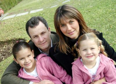 Javier y Verónica González con sus hijas Sofía y Valeria.