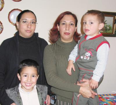 14 de enero 
Valeria Stephanie Flores Montalvo acompañada por sus papás, Rubén Flores Orozco y Lorena Montalvo de Flores.