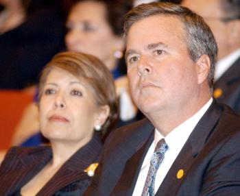 El gobernador de Florida, Jeff Bush, escucha al lado de su esposa, Columba Bush, el primer discurso oficial del nuevo presidente de Guatemala Oscar Berger.