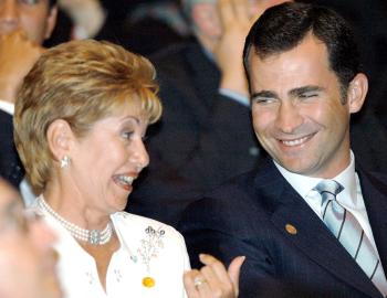 El presidente Felipe de España y la presidenta de Panamá, Mireya Moscoso, conversan previo a la ceremonia de investidura presidencial del nuevo presidente de Guatemala.