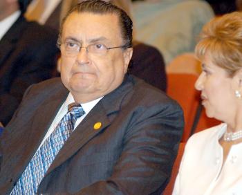 El presidente de Costa Rica, Abel Pacheco, conversa con la presidenta de Panamá, Mireya Moscoso, durante la toma de posesión del nuevo presidente de Guatemala Oscar Berger.